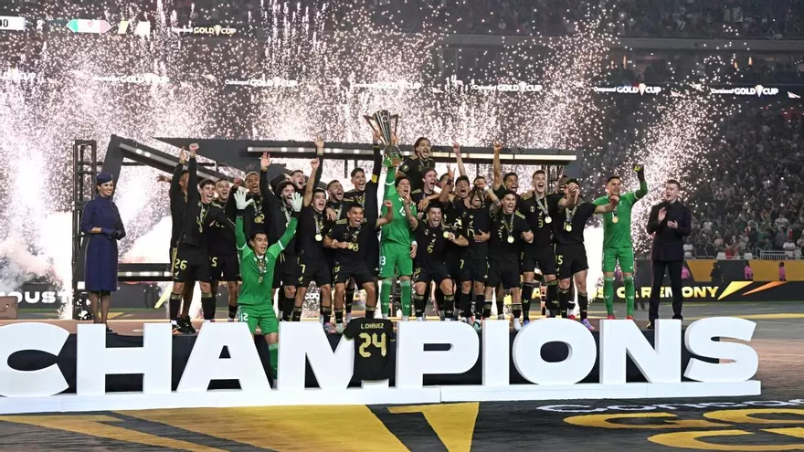 Integrantes de la Selección de México celebran con el trofeo de la Copa Oro en su poder