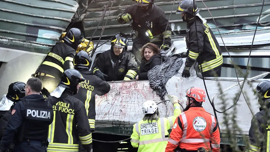 Miembros de los servicios de emergencia trabajan en las labores de rescate de los pasajeros de un tren que ha descarrilado este jueves, 25 de enero, cerca de Milán (Italia)