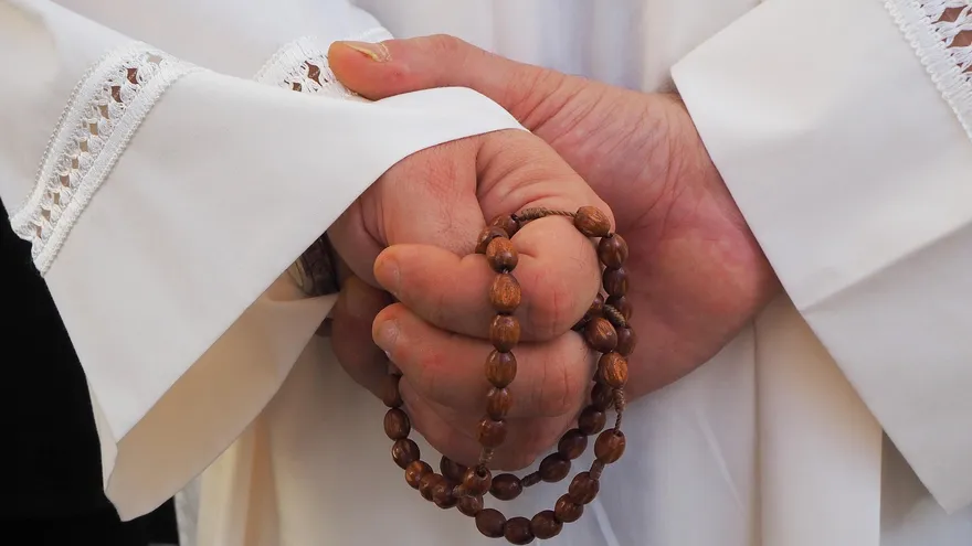 Imagen ilustrativia de las manos de un sacerdote.