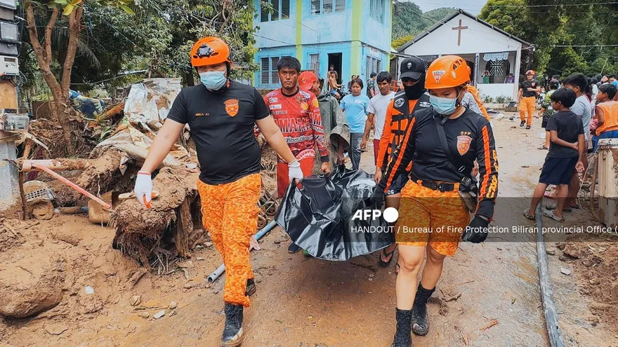 Personal de protección civil realiza la recuperación de cuerpos.