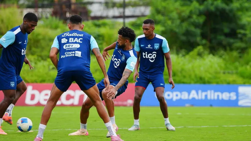 Aníbal Godoy (c) durante el entrenamiento de la Selección de Panamá en el Centro de Alto Rendimiento de Pandeportes