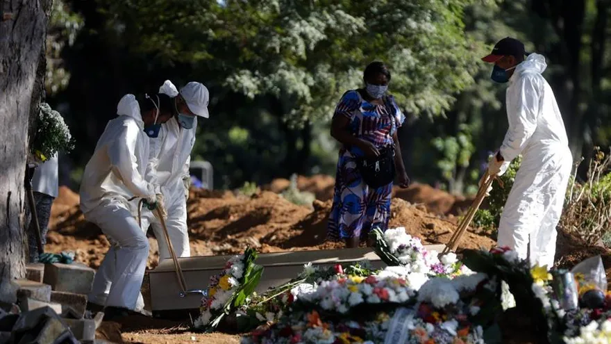 La pandemia se agrava en Brasil y Bolsonaro se lava las manos.