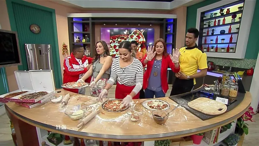 En el reto de presentadores le tocó a las chicas preparar Pizza