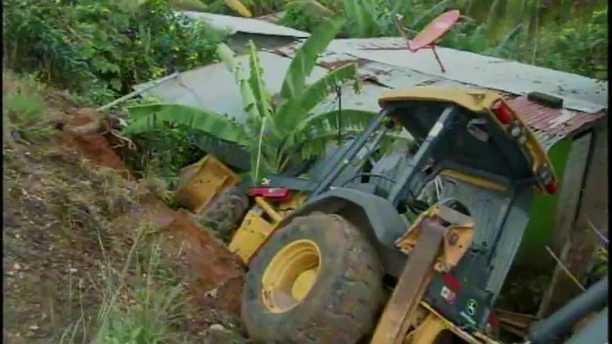 Se complica proceso de extracción de retroexcavadora, tras accidente