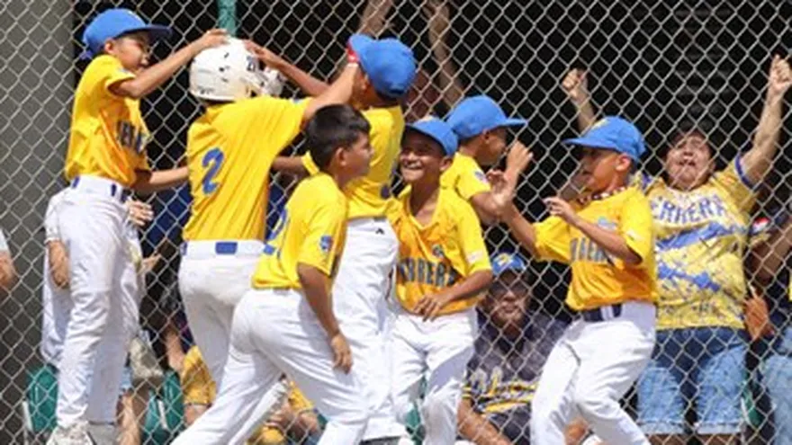Equipo de Herrera es recibido en su provincia tras coronarse campeón nacional de béisbol U10
