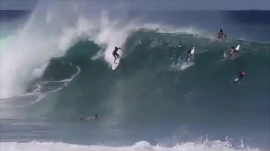 Dramático rescate en el que un surfista casi pierde la vida en Pipeline