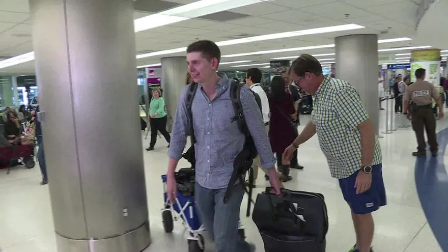 Llega a Miami periodista de EEUU detenido en Caracas