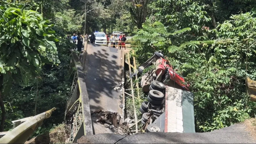Camión articulado colapsa un puente en Villa Carmen de Capira