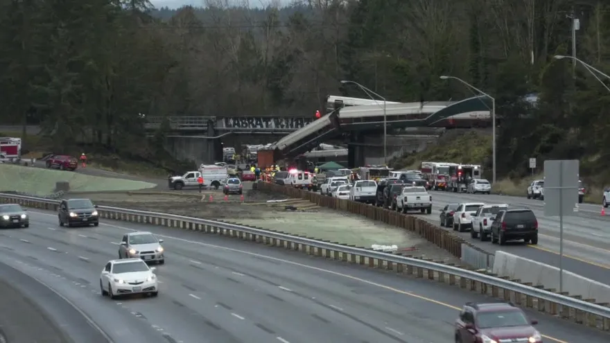 Tres muertos y decenas de heridos por accidente de tren en EEUU