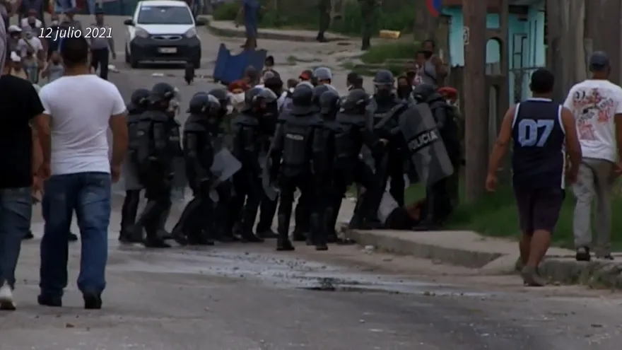 Cuba niega "estallido social" en protestas que dejan un muerto y más de 100 detenidos