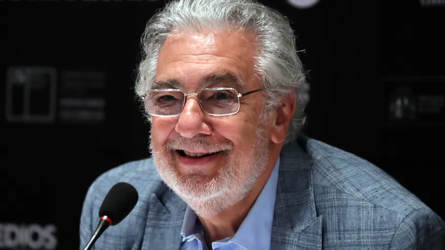 El tenor español Plácido Domingo habla hoy, martes 9 de enero de 2018, en una rueda de prensa en Santiago (Chile). Plácido Domingo conmemorará esta semana los 50 años de su primera actuación en Chile con dos conciertos en Santiago, uno de ellos en el Estadio Nacional, el principal escenario del país austral. El tenor ofrecerá dos conciertos titulados "Chile en mi corazón".