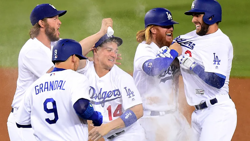Jugadores de los Dodgers celebran con talco la victoria ante los Diamondbacks