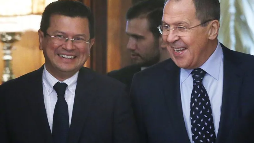 El ministro ruso de Asuntos Exteriores, Sergéi Lavrov (d), da la bienvenida a su homólogo salvadoreño, Hugo Martínez Bonilla, hoy durante el encuentro que mantuvieron en la residencia de invitados del Ministerio de Exteriores en Moscú (Rusia).