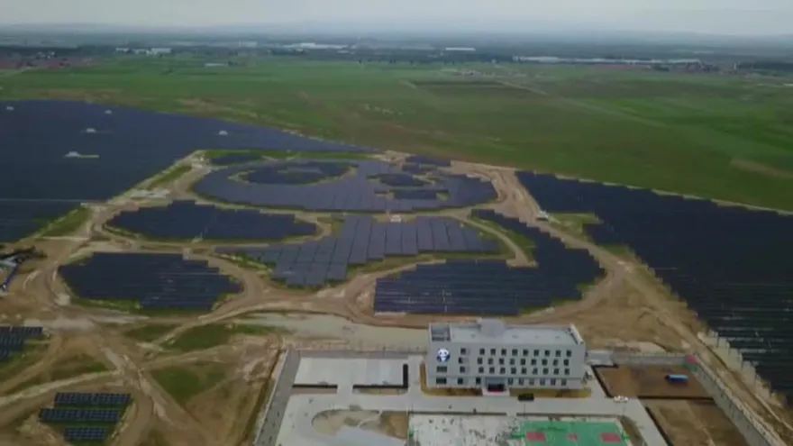 China y PNUD inauguran una planta de energía solar con forma de oso panda