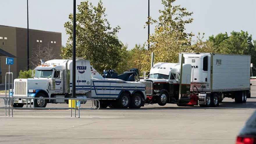 Fotografía tomada este domingo en la que se registró el traslado en remolque del camión en el que se hallaron a 38 inmigrantes ilegales expuestos a altas temperaturas y sin aire y de los que han muerto diez, en San Antonio (Texas, EE.UU.).