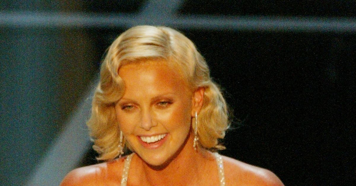 Charlize Theron relata cómo fue la noche que su madre acabó con la vida de su padre
