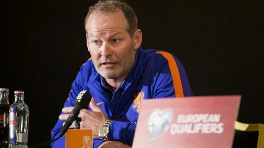 Holanda cesa al seleccionador Danny Blind.