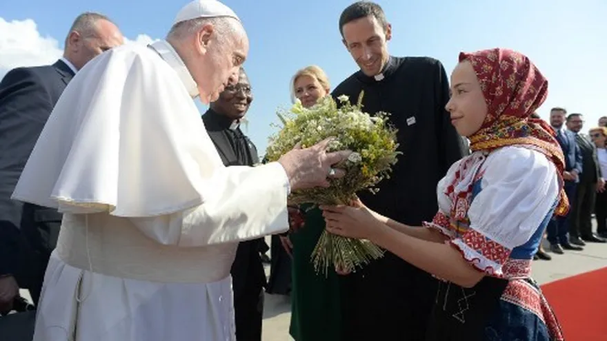 El papa Francisco recibe flores por parte de una niña en Eslovaquia