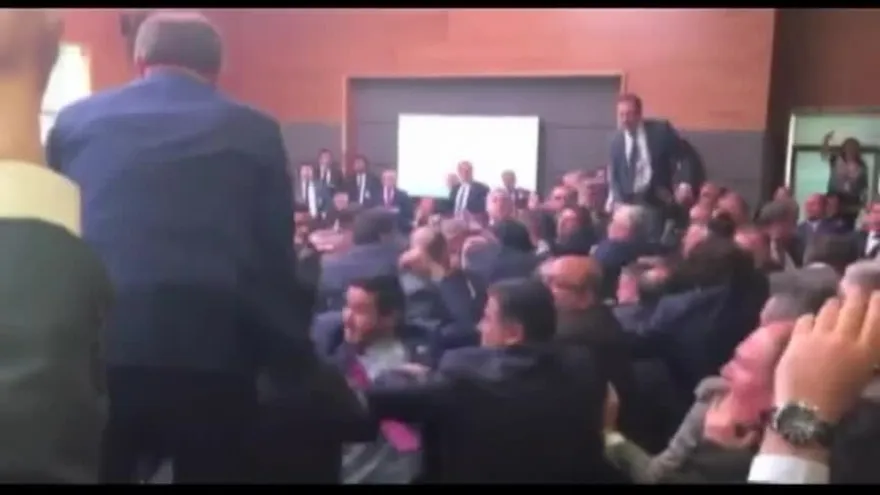 Diputados se van a golpes durante acalorado debate