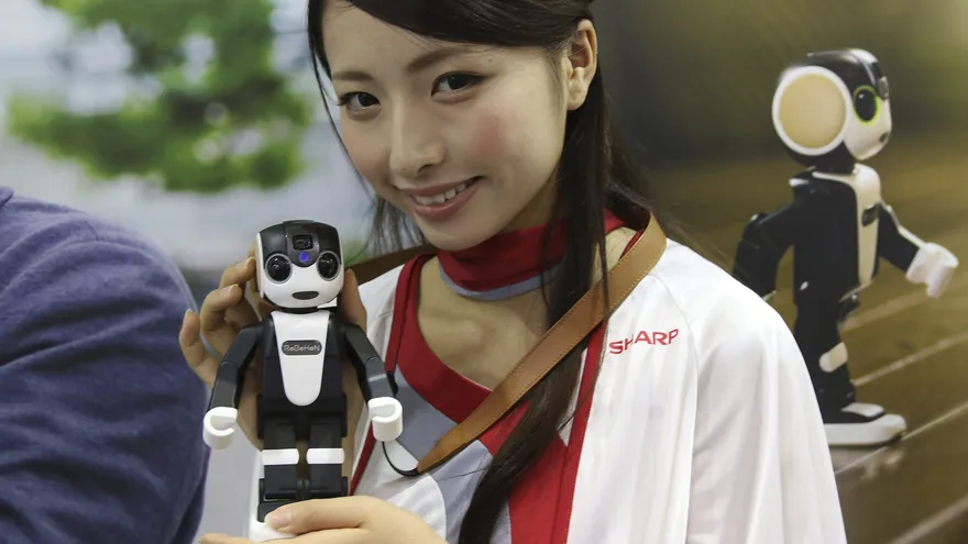 El primer teléfono móvil robótico del mundo, RoBoHon, un robot de bolsillo entre cuyas funciones se encuentran la de caminar o bailar.