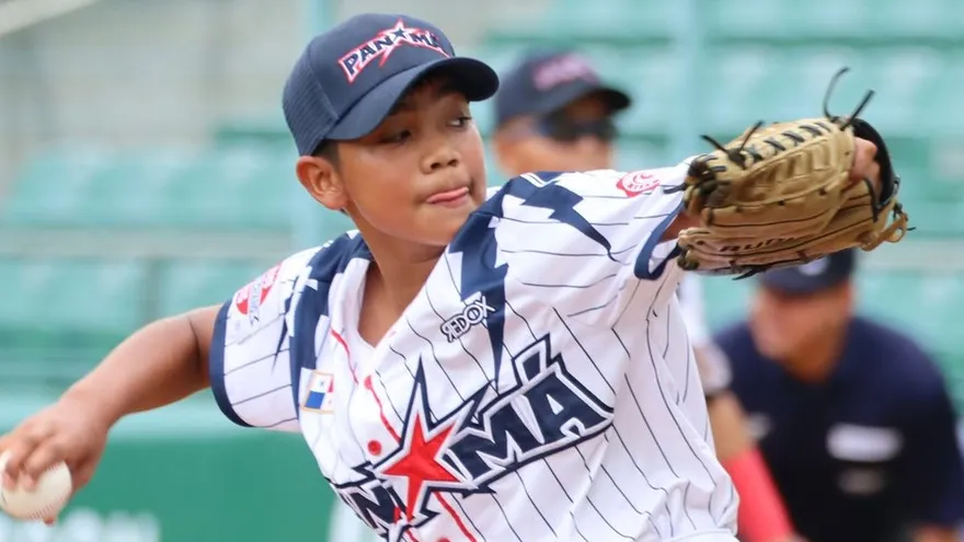 Kevin Santos lanzador de Panamá Sub20 en el Mundial de Béisbol 2025
