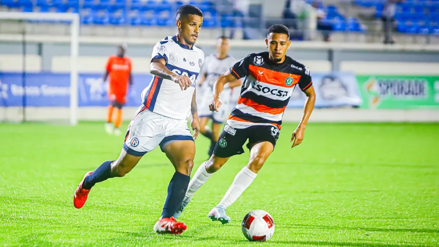 Acción del partido entre Atlético Nacional y Alianza FC
