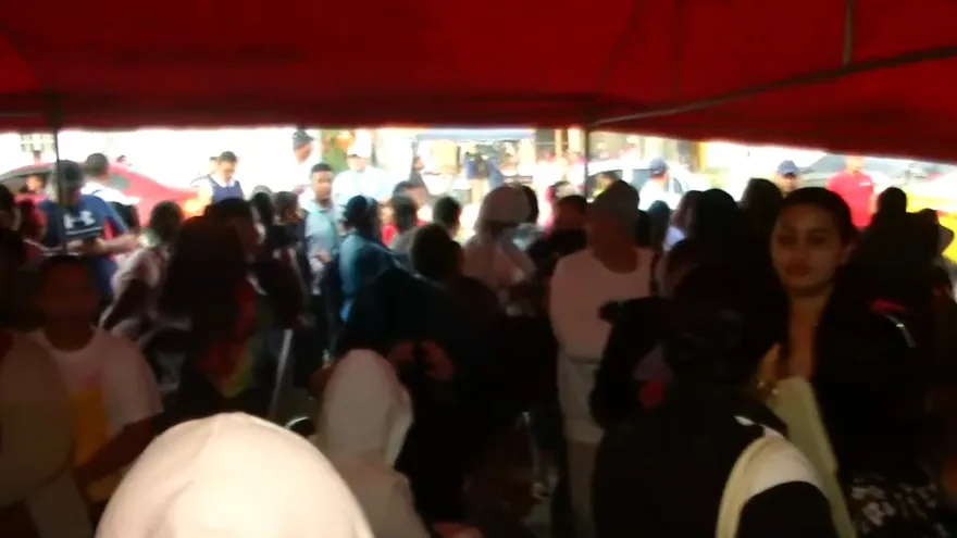 Largas filas para obtener un cupo en una escuela en Nuevo Emperador