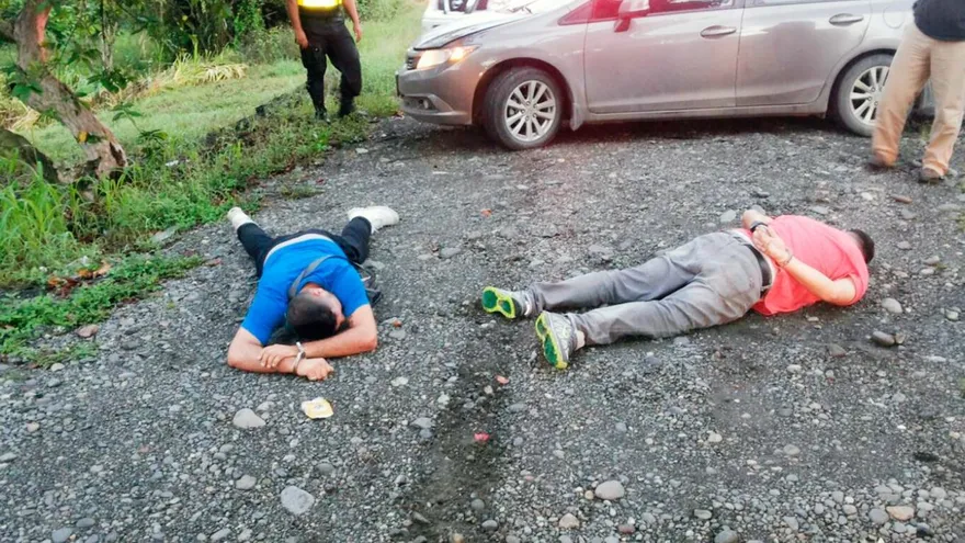 Momento de la captura de la modelo y los acompañantes.