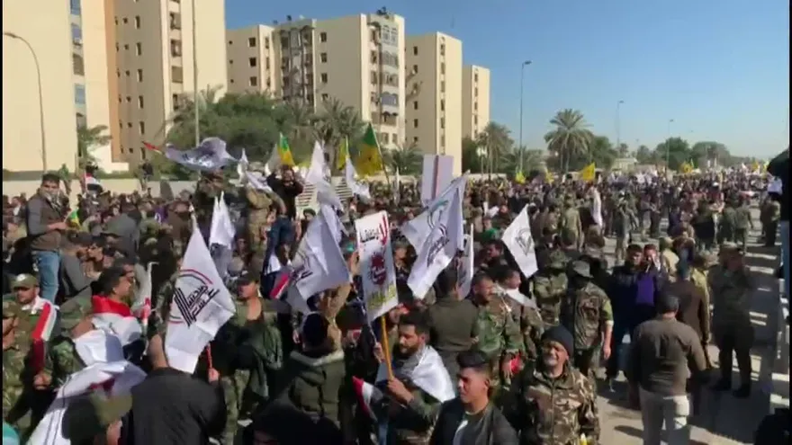 Una multitud de manifestantes iracundos asalta la embajada de EEUU en Bagdad