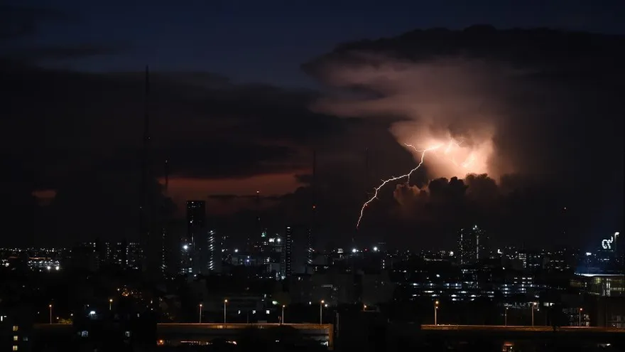 Tormenta eléctrica al atardecer en Bangkok.