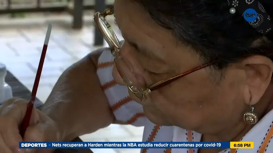 Adultos mayores en casa hogares listos para festejar Navidad