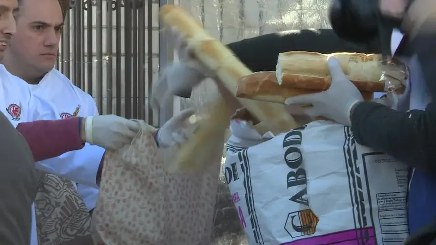 Diez toneladas de pan gratis en protesta argentina