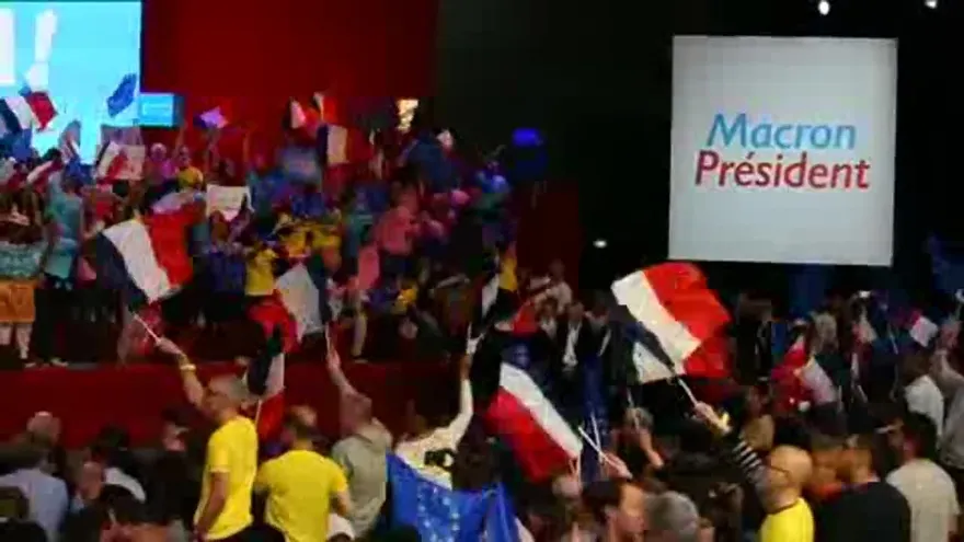 Macron y Le Pen se centran en los ataques mutuos en mítines multitudinarios