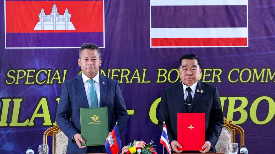 El ministro de Defensa de Camboya, Tea Seiha (izq.), y el ministro de Defensa de Tailandia, Nattaphon Narkphanit (der.), posando con documentos durante la reunión especial del Comité General de Fronteras (GBC) en un puesto de control fronterizo en la provincia tailandesa de Chanthaburi. Tailandia y Camboya acordaron un alto el fuego "inmediato" el 27 de diciembre de 2025, según informaron ambos países en un comunicado conjunto, comprometiéndose a poner fin a semanas de mortíferos enfrentamientos fronterizos.