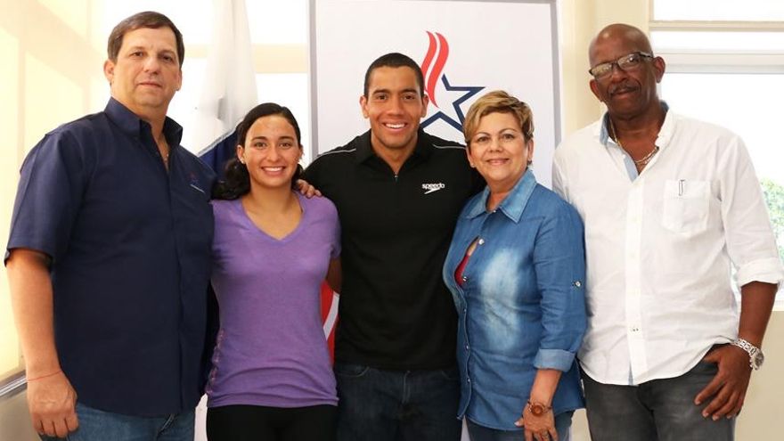María Far y Edgar Crespo (centro) representarán a Panamá en la natación