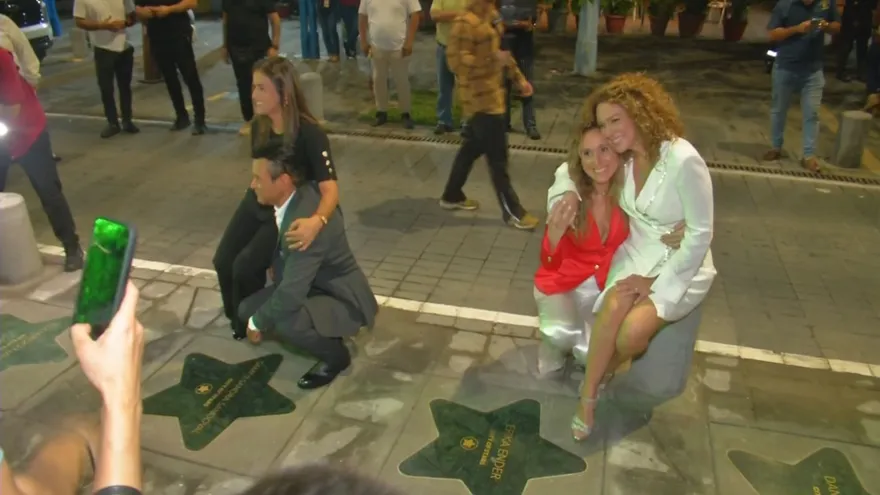 Las estrellas panameñas se toman fotos en el Paseo de las Estrellas