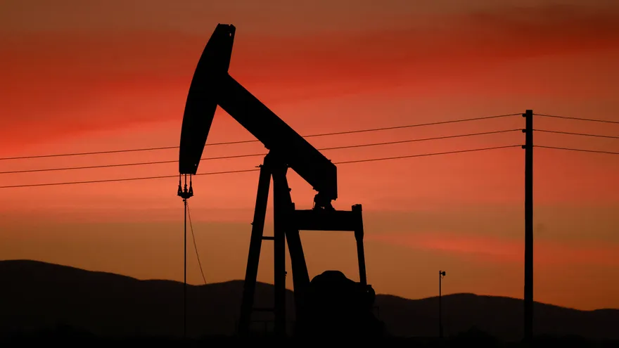 Una bomba extractora de petróleo opera el 10 de marzo de 2026 cerca de Taft, California.