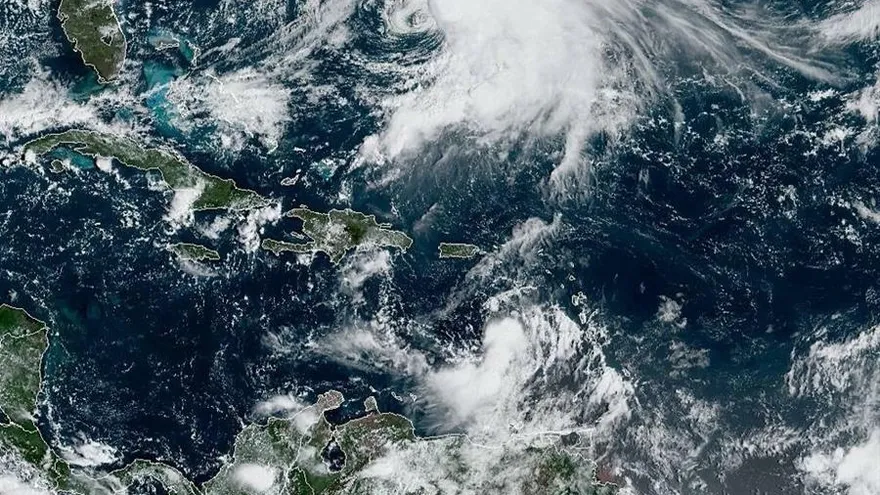 Fotografía cedida este lunes por la Administración Nacional Oceánica y Atmosférica (NOAA) por vía del Centro Nacional de Huracanes (NHC) donde se muestra el emplazamiento de las tormentas tropicales Jerry (arriba) y Karen (abajo)