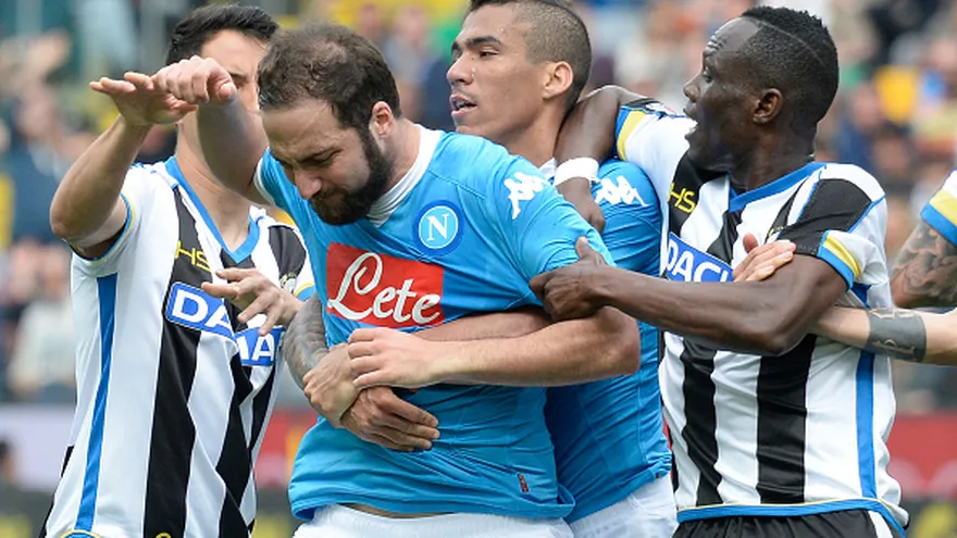 Gonzalo Higuaín (c) al momento de su expulsión ante Udinese