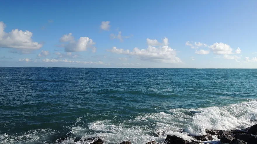 Hombre muere tras rescatar a sus hijos de fuerte oleaje en playa de San Carlos
