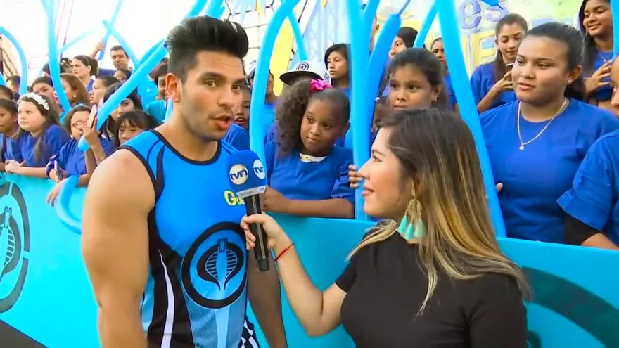 ¡Pato Parodi le pide una cita a Génesis Arjona! ¿Aceptará? ¡Mira el backstage del estreno de Cobras y Leones!