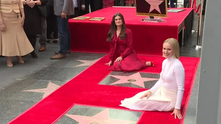 Actrices que dan voz a Elsa y Anna en "Frozen" tienen su estrella en Hollywood