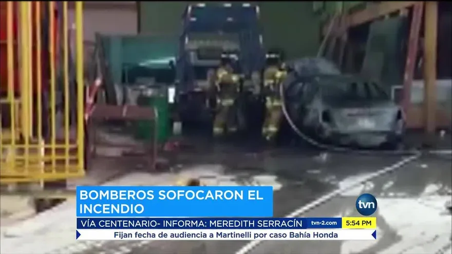 Se reporta incendio en automóvil dentro de taller en Parque Lefevre