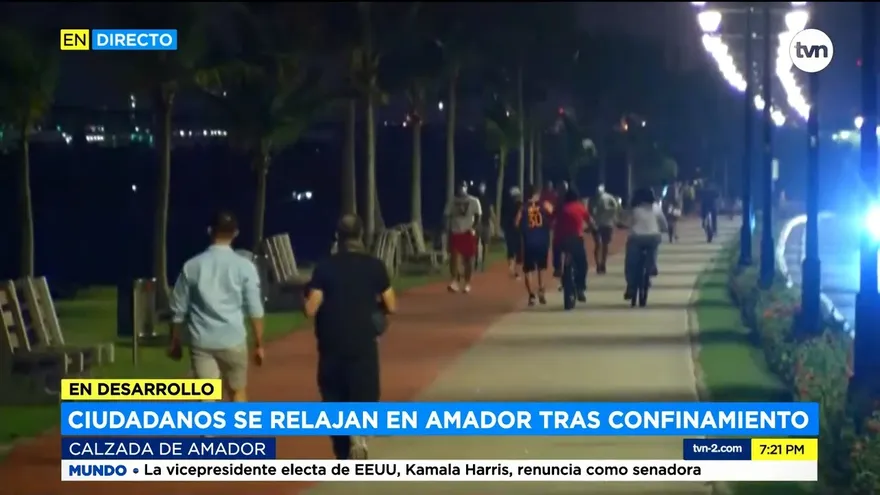 Personas visitan la Calzada de Amador