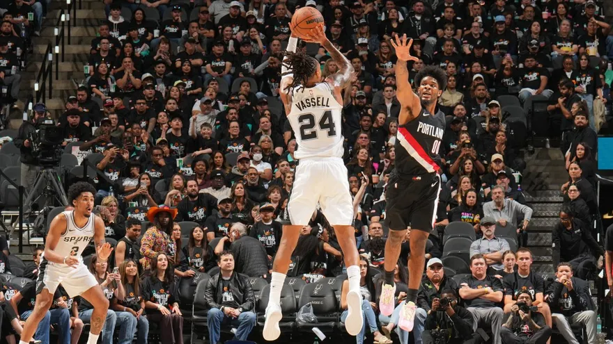 Acción de segundo partido entre los Portland Trail Blazers y los San Antonio Spurs en los playoffs de la NBA