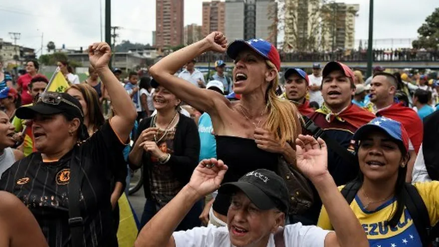 Gobierno y oposición a las calles en una Venezuela sitiada por los apagones