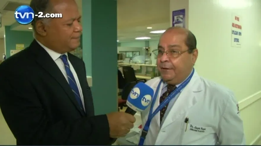 Médico cirujano Laslo Pelyhe del Hospital Santo Tomás