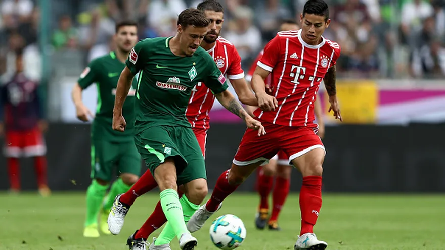 James Rodríguez (d) en el partido de la Telekom Cup ante el Werder Bremen