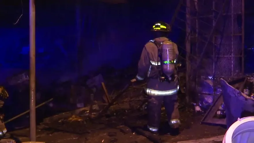 Incendio consume local de reciclaje en Chivo Chivo