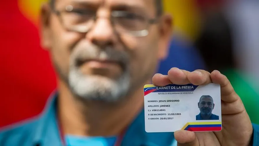 Cientos de venezolanos tramitan "el carné de la patria" creado por el Gobierno Un venezolano muestra el "carné de la patria" recién expedido, este 20 de enero de 2017, en Caracas (Venezuela).